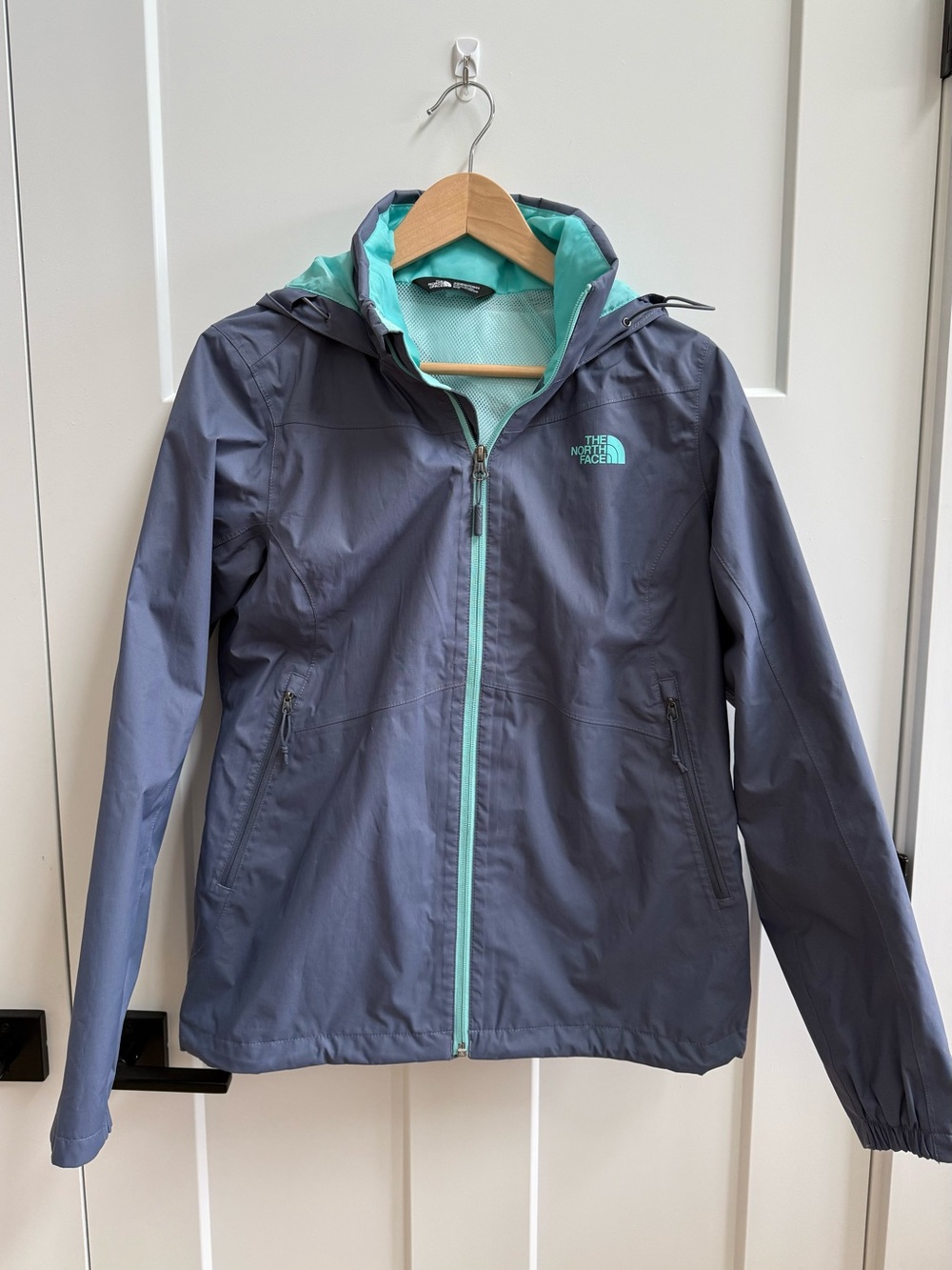 The North Face women’s lightweight hooded jacket. Medium